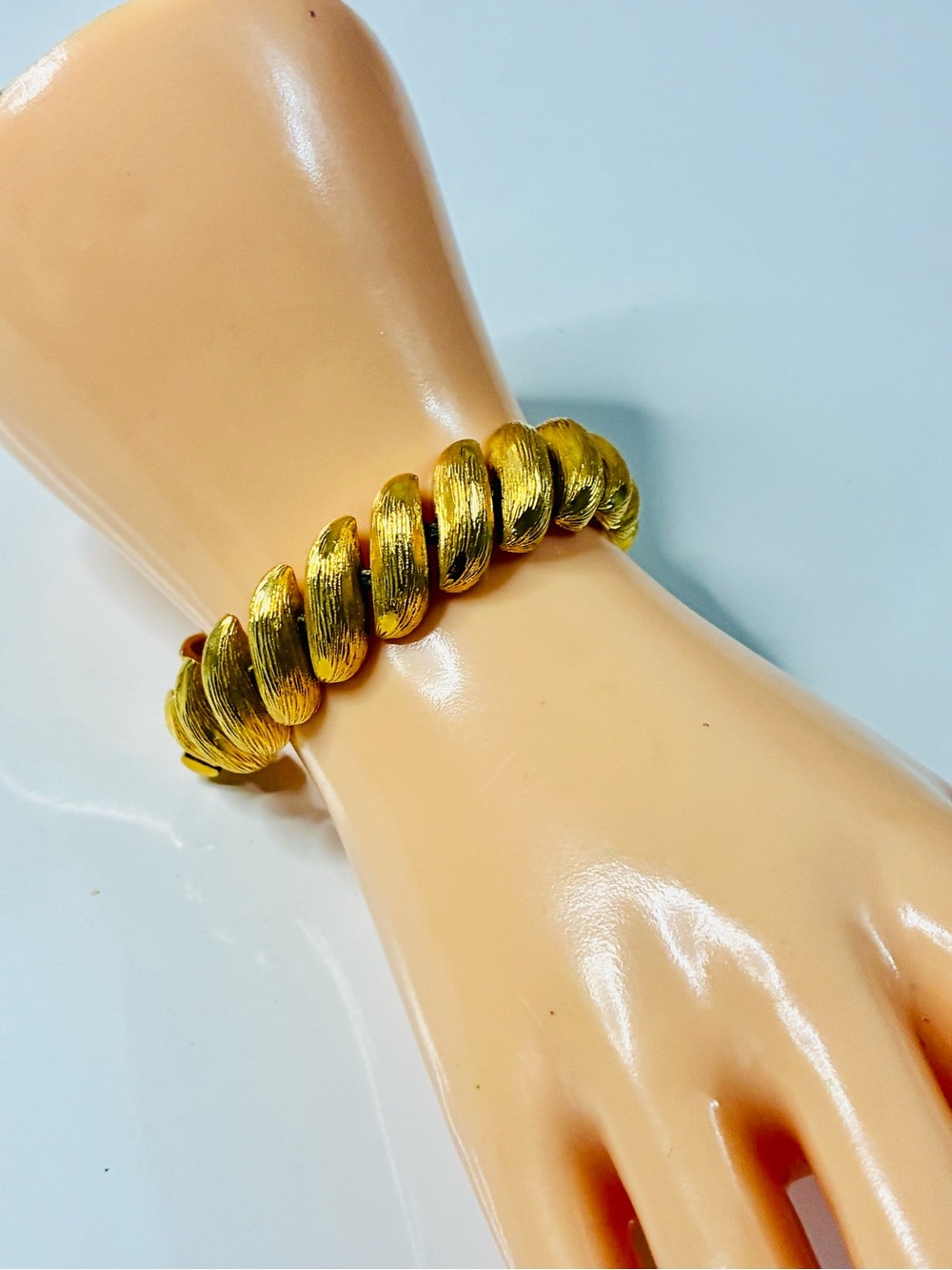 VTG Heavy Gold-Tone Sculpted Link Bracelet - Brand Effortlessly Elegant Chic